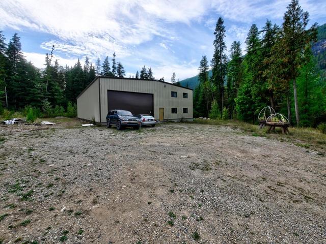 2725 Hart Road, House detached with 3 bedrooms, 2 bathrooms and null parking in Central Kootenay H BC | Card Image
