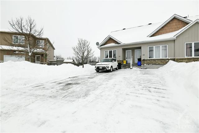 22 Spicer Street, Townhouse with 2 bedrooms, 2 bathrooms and 2 parking in Carleton Place ON | Image 2