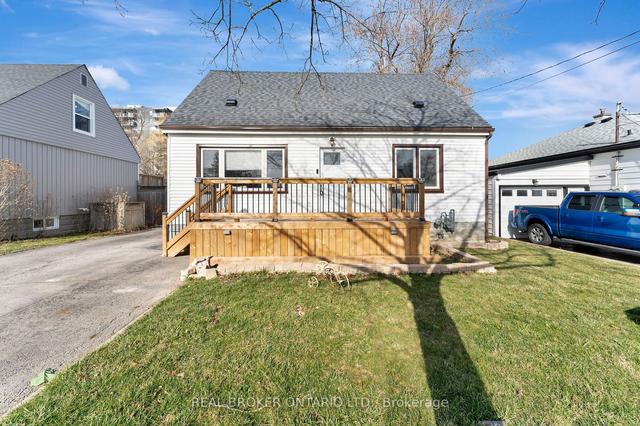 450 East 42nd St, House detached with 3 bedrooms, 2 bathrooms and 3 parking in Hamilton ON | Image 12
