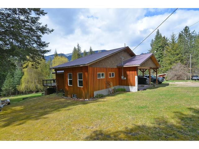 8481 Highway 6, House detached with 5 bedrooms, 2 bathrooms and null parking in Central Kootenay H BC | Image 49