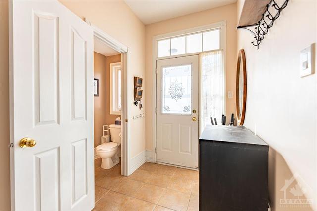 1039 Markwick Crescent, Townhouse with 3 bedrooms, 3 bathrooms and 3 parking in Ottawa ON | Image 5