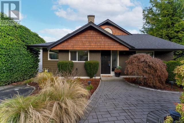 4935 Cordova Bay Rd, House detached with 6 bedrooms, 4 bathrooms and 6 parking in Saanich BC | Image 2