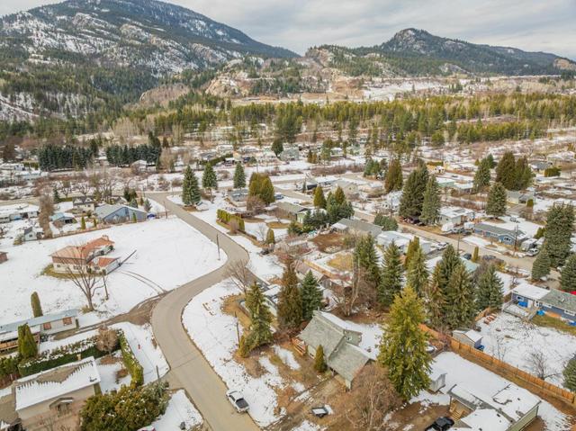 421 104th Street, House detached with 3 bedrooms, 3 bathrooms and null parking in Castlegar BC | Image 50