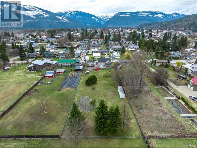 704 Moss Street, House detached with 5 bedrooms, 3 bathrooms and 6 parking in Revelstoke BC | Image 6