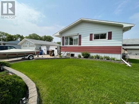 305 3rd Street, House detached with 3 bedrooms, 2 bathrooms and null parking in Star City SK | Card Image