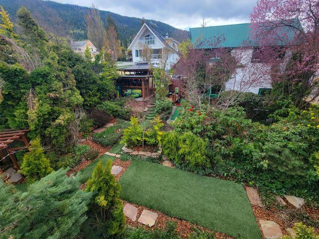 318 Robson Street, House detached with 3 bedrooms, 2 bathrooms and 3 parking in Nelson BC | Image 2