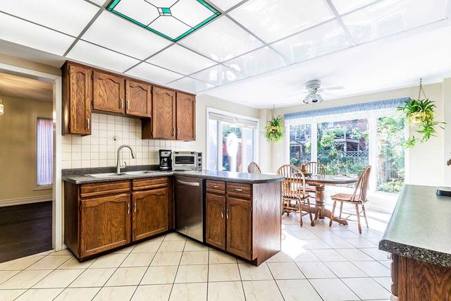 1966 Kempton Park Dr, House detached with 4 bedrooms, 3 bathrooms and 5 parking in Mississauga ON | Image 2