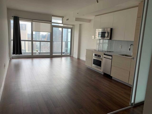 2206 - 210 Simcoe St, Condo with 1 bedrooms, 1 bathrooms and 1 parking in Toronto ON | Image 2