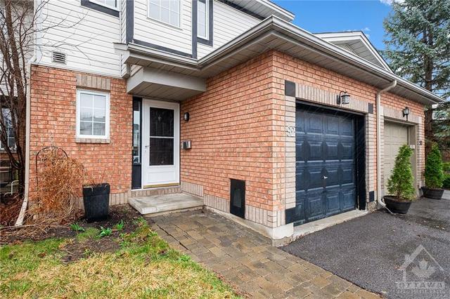 92 College Circle, Townhouse with 3 bedrooms, 2 bathrooms and 3 parking in Ottawa ON | Image 2