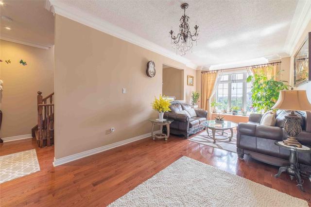 504 Lumberton Cres, House attached with 3 bedrooms, 5 bathrooms and 4 parking in Mississauga ON | Image 2