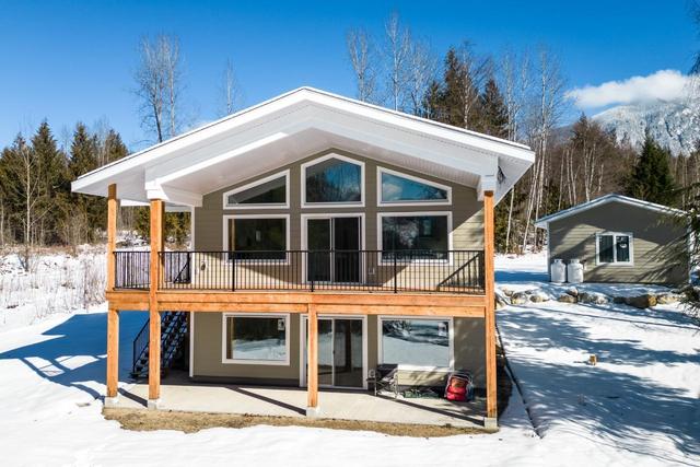 441 Galena Shores Drive, House detached with 5 bedrooms, 3 bathrooms and null parking in Columbia Shuswap B BC | Image 1