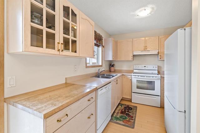 52 Shawbrooke Court Sw, Home with 3 bedrooms, 1 bathrooms and 2 parking in Calgary AB | Image 3