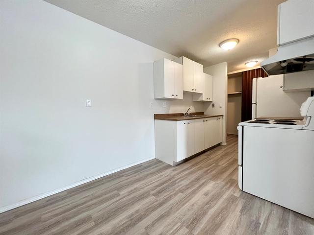 304 - 4904 54 Street, Condo with 2 bedrooms, 1 bathrooms and 1 parking in Red Deer County AB | Image 3