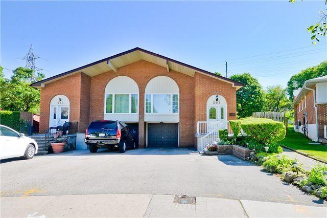 Upper - 291 Apache Tr, House semidetached with 3 bedrooms, 2 bathrooms and 2 parking in Toronto ON | Image 1
