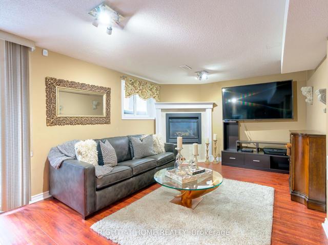 39 Rogers Rd, House detached with 3 bedrooms, 3 bathrooms and 3 parking in Toronto ON | Image 25