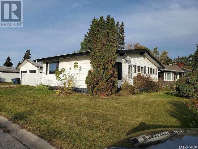 300 Cheri Drive, House detached with 5 bedrooms, 2 bathrooms and null parking in Nipawin SK | Image 2