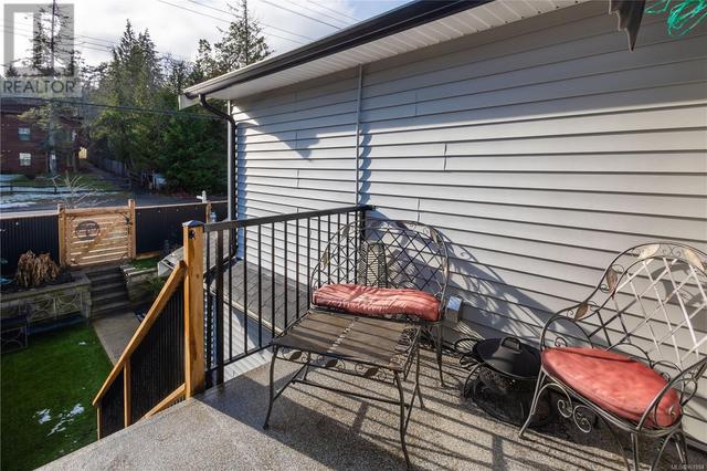 484 10th St, House detached with 6 bedrooms, 3 bathrooms and 4 parking in Nanaimo BC | Image 11
