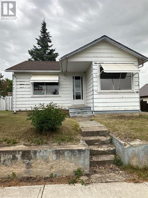 316 6 Avenue Se, House detached with 2 bedrooms, 1 bathrooms and 4 parking in Manning AB | Card Image