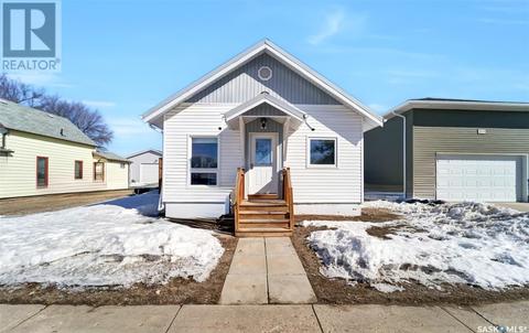 207 5th Avenue E, House detached with 3 bedrooms, 2 bathrooms and null parking in Biggar SK | Card Image