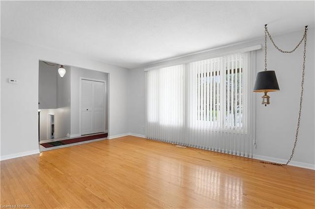 2 The Pinery Street, House detached with 3 bedrooms, 1 bathrooms and 5 parking in St. Catharines ON | Image 2