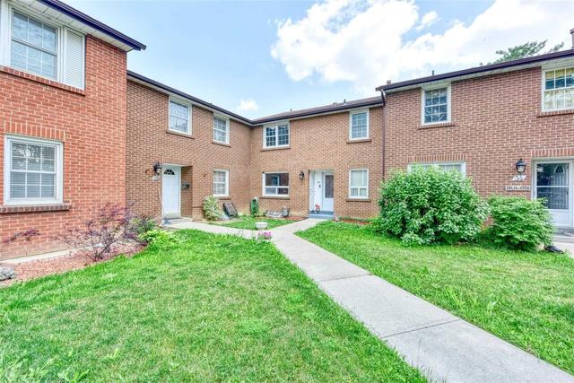 32 Balmoral Dr, Townhouse with 3 bedrooms, 2 bathrooms and 1 parking in Brampton ON | Image 1