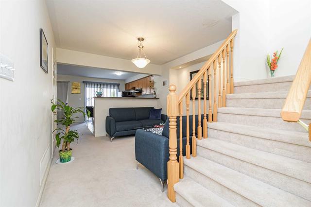 11 Senior Cres, House attached with 3 bedrooms, 2 bathrooms and 3 parking in Cambridge ON | Image 3