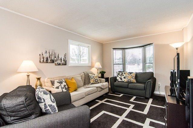 2 Flowers Cres, House detached with 3 bedrooms, 4 bathrooms and 4 parking in Ajax ON | Image 5
