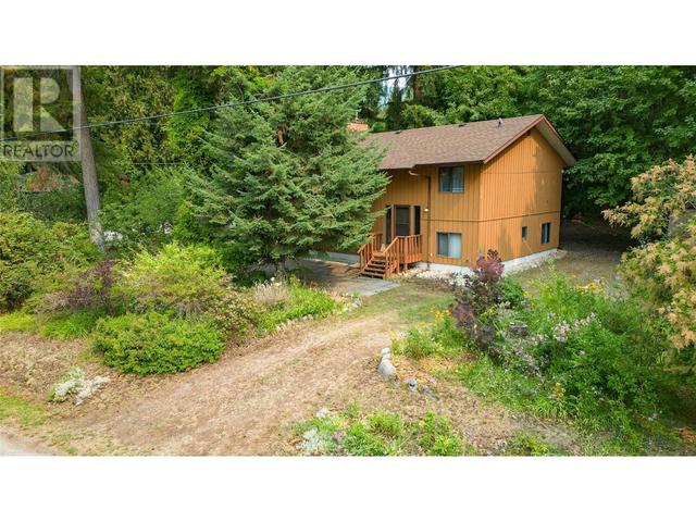 7133 Lucerne Beach Road, House detached with 3 bedrooms, 2 bathrooms and 2 parking in Columbia Shuswap F BC | Image 1