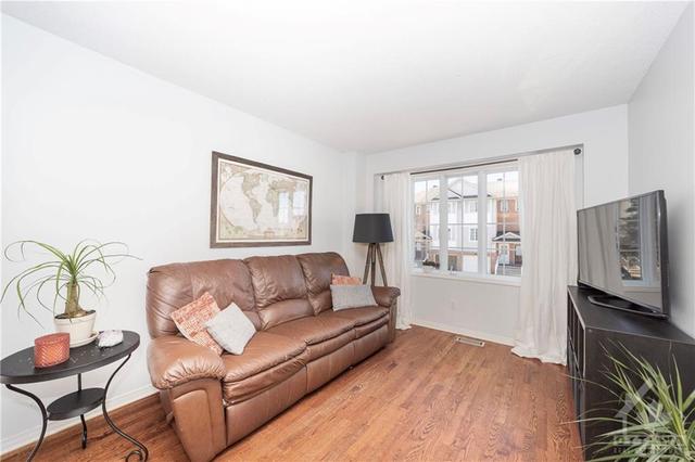 11 Yorkville Street, Townhouse with 2 bedrooms, 2 bathrooms and 2 parking in Ottawa ON | Image 4
