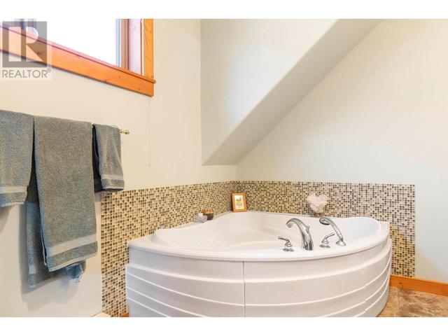 7331 Fintry Delta Road, House detached with 3 bedrooms, 2 bathrooms and 2 parking in Central Okanagan West BC | Image 25