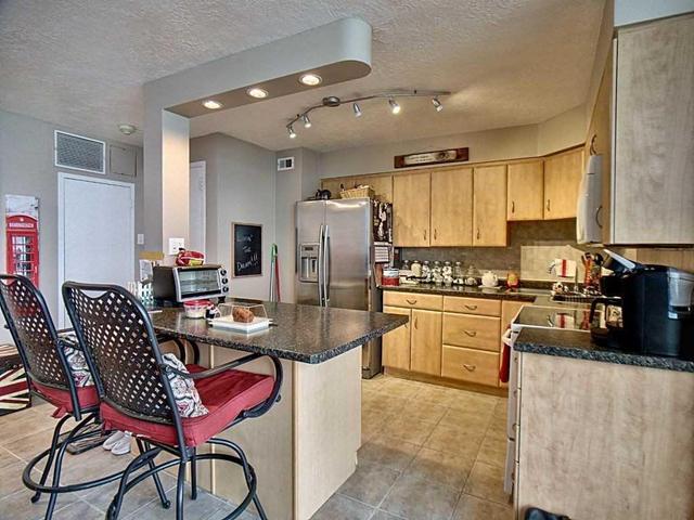 802 - 111 Riverside Dr, Condo with 2 bedrooms, 1 bathrooms and 1 parking in Windsor ON | Image 3