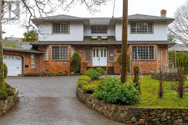 2371 Arbutus Rd, House detached with 7 bedrooms, 3 bathrooms and 3 parking in Saanich BC | Image 1