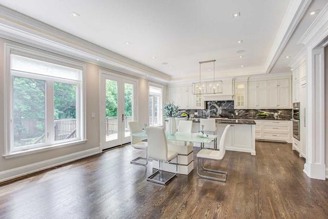 147 Yorkview Dr, House detached with 4 bedrooms, 7 bathrooms and 6 parking in Toronto ON | Image 3