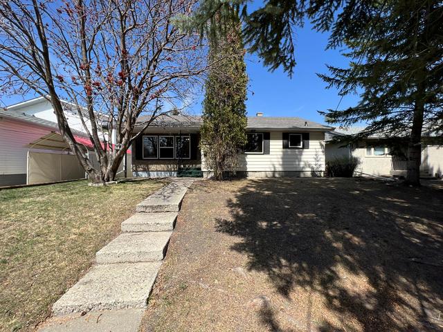 4018 47 Street, House detached with 3 bedrooms, 1 bathrooms and 1 parking in Red Deer AB | Image 2