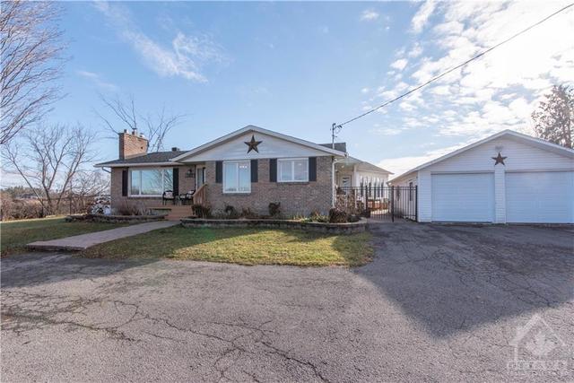 5734 Russell Road, House detached with 3 bedrooms, 2 bathrooms and 10 parking in Ottawa ON | Image 2