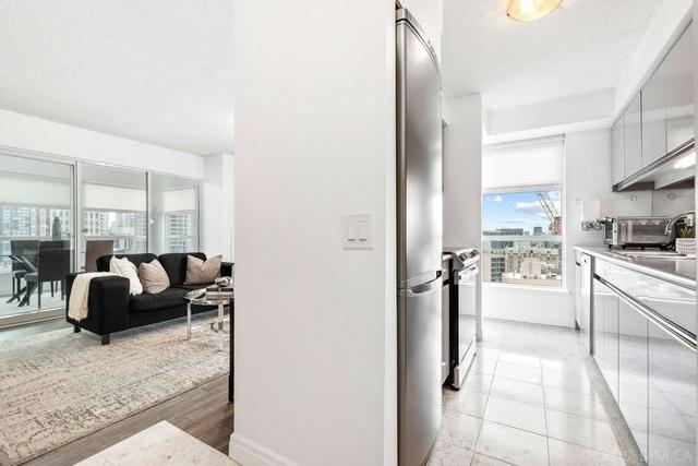 1801 - 50 Lombard St, Condo with 2 bedrooms, 1 bathrooms and 1 parking in Toronto ON | Image 3