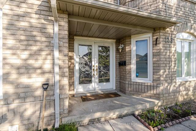 123 Oatfield Rd S, House semidetached with 4 bedrooms, 3 bathrooms and 4 parking in Brampton ON | Image 36