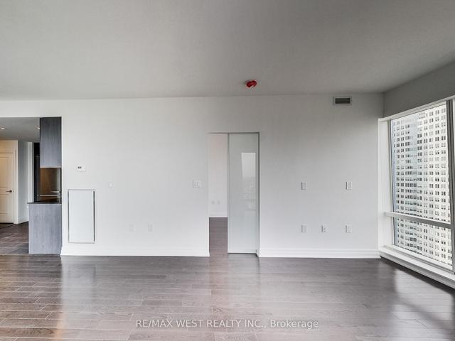 4407 - 8 The Esplanade Ave, Condo with 2 bedrooms, 2 bathrooms and 1 parking in Toronto ON | Image 2