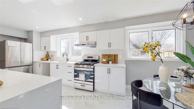 9 Scotchpine Cres, House detached with 4 bedrooms, 4 bathrooms and 3 parking in London ON | Image 2