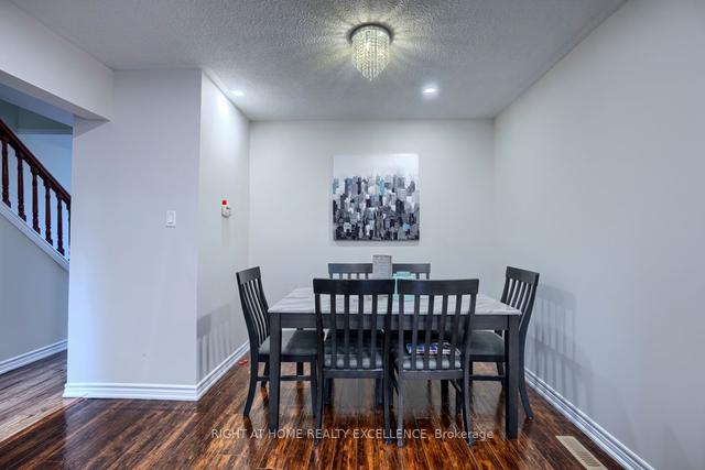 309 Fleetwood Cres, Townhouse with 3 bedrooms, 2 bathrooms and 2 parking in Brampton ON | Image 3