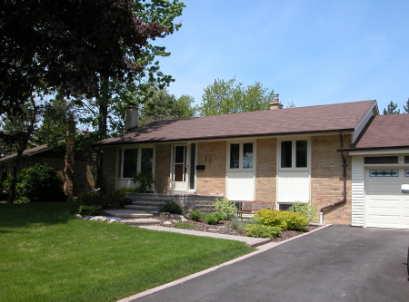 47 Southwell Dr, House detached with 2 bedrooms, 1 bathrooms and 1 parking in Toronto ON | Image 1