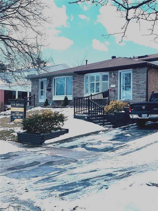 2261 Buttonbush Cres, House semidetached with 3 bedrooms, 2 bathrooms and 3 parking in Mississauga ON | Image 1