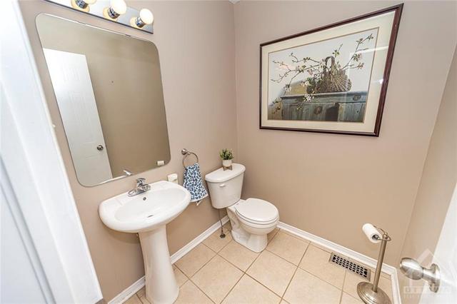 2081 Liska Street, Townhouse with 3 bedrooms, 3 bathrooms and 3 parking in Ottawa ON | Image 4