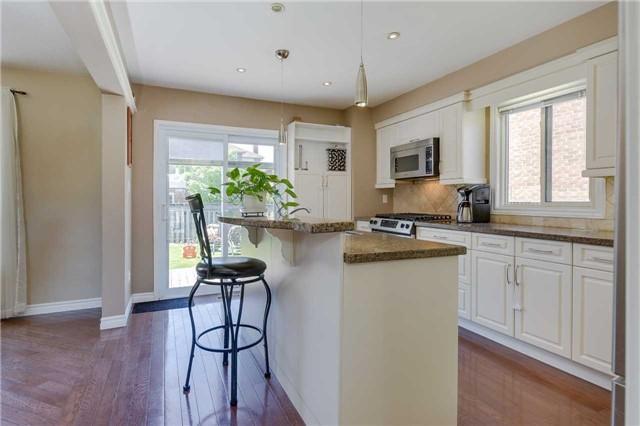 184 Kozlov St, House detached with 3 bedrooms, 2 bathrooms and 2 parking in Barrie ON | Image 3