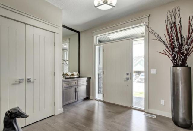 9 Crestridge Rise Sw, House detached with 3 bedrooms, 2 bathrooms and 4 parking in Calgary AB | Image 4