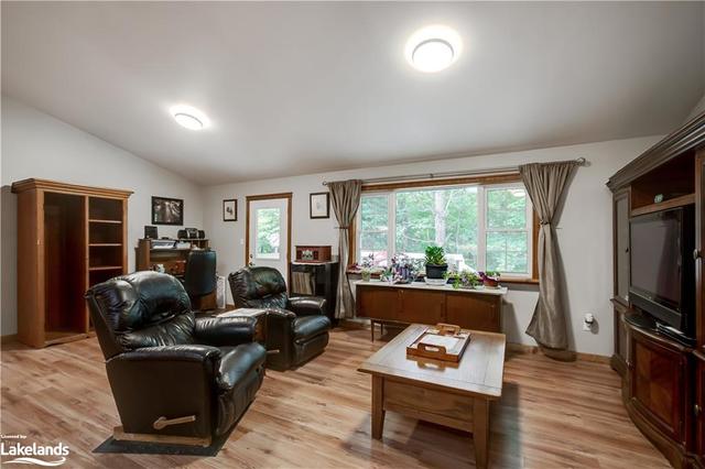 1255 Falkenburg Road, House detached with 3 bedrooms, 2 bathrooms and 20 parking in Muskoka Lakes ON | Image 4