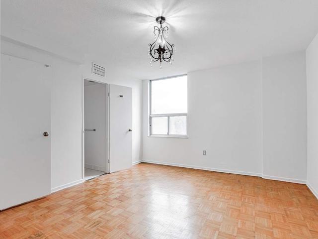 416 - 10 Edgecliff Gfwy, Condo with 3 bedrooms, 2 bathrooms and 1 parking in Toronto ON | Image 13