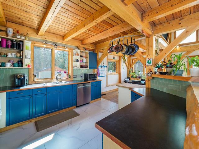 2360 Trans Canada Highway N, House detached with 4 bedrooms, 2 bathrooms and null parking in Columbia Shuswap A BC | Image 8