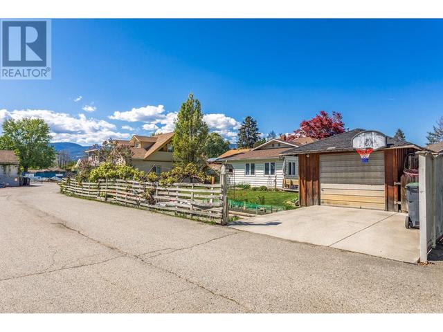 607 Glenwood Avenue, Condo with 3 bedrooms, 2 bathrooms and 2 parking in Kelowna BC | Image 13