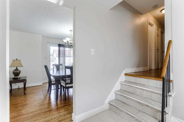 19 Horne Dr, House detached with 3 bedrooms, 3 bathrooms and 5 parking in Brampton ON | Image 5